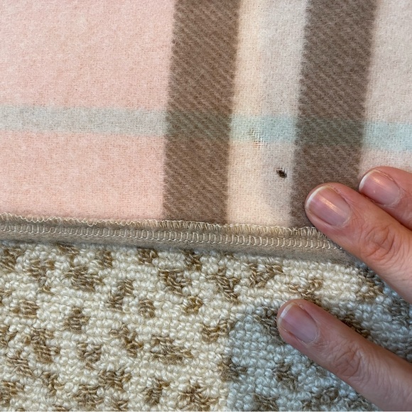 Large Burberry scarf with pockets - Picture 6 of 10